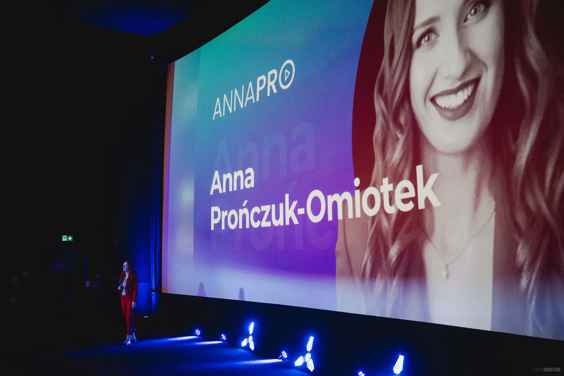 Anna PRO na scenie podczas eventu firmowego